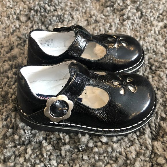 Girls Kid Express Black Leather Velcro Shoes - Picture 2 of 4